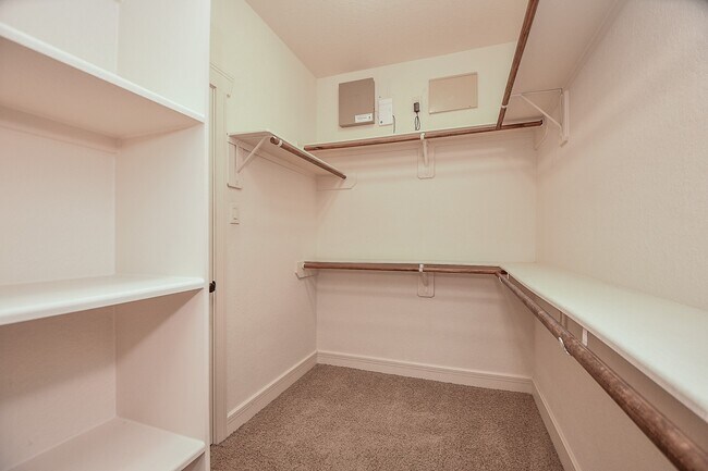 Building Photo - 5615 Kiam St