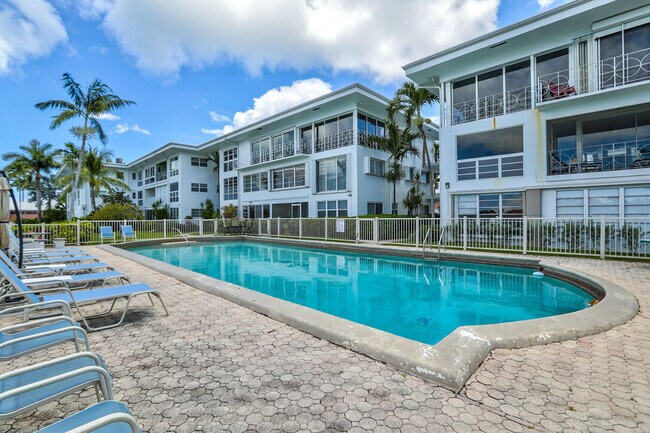 Building Photo - 2727 Yacht Club Blvd
