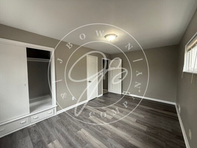 Building Photo - "Spacious 4-Bed Duplex in Toledo