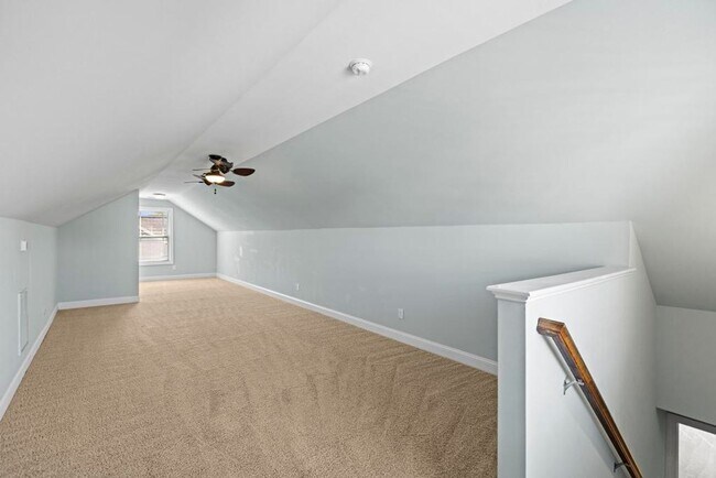 Building Photo - Minutes to the Beach! Conveniently located...