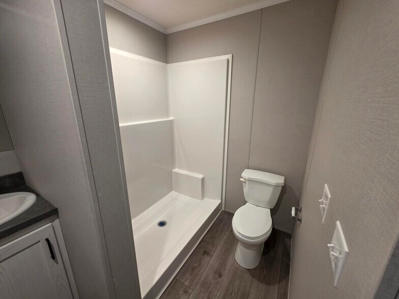 Building Photo - 16 Thomas Ln