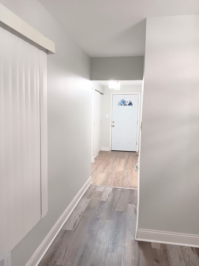 Building Photo - 3 Bedroom Sunnyside Beauty