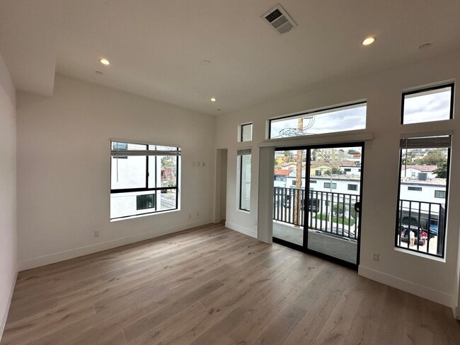 Building Photo - Beautiful Modern Luxury 4 Story Townhome -...