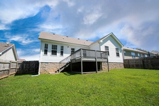Building Photo - Pet Friendly Three Bedroom!