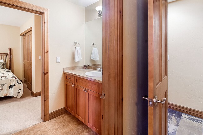 Building Photo - Beautiful townhome, ski shuttle, views, ut...