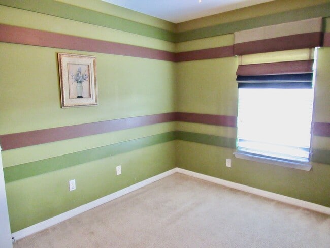 Building Photo - Beautiful 3-Bedroom Townhome with Resort-S...