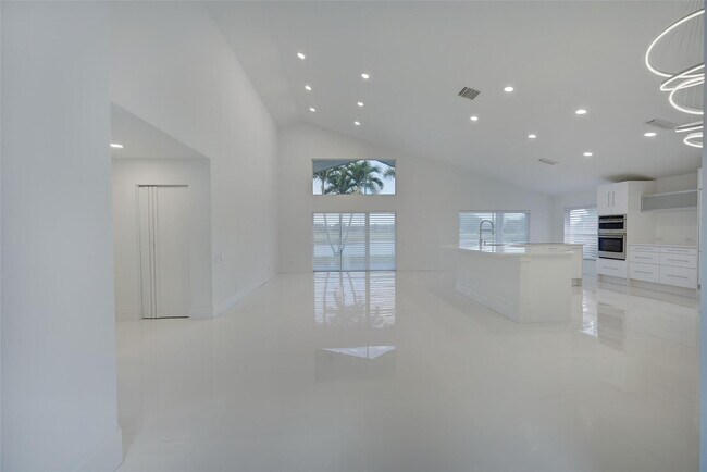 Building Photo - 6014 Golf Villas Dr