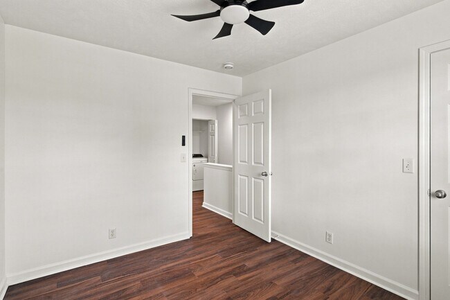 Building Photo - 2120 Lebanon Pike
