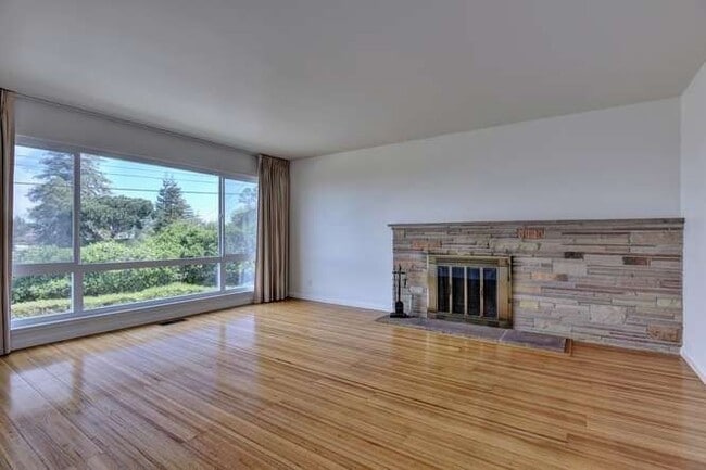 Building Photo - 3 bed 2 bath home for rent in San Mateo