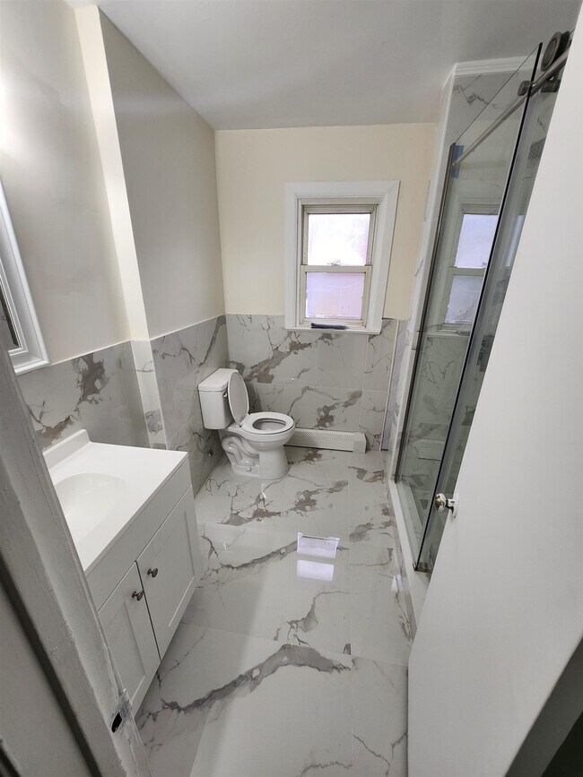 Building Photo - 71 Linnet St