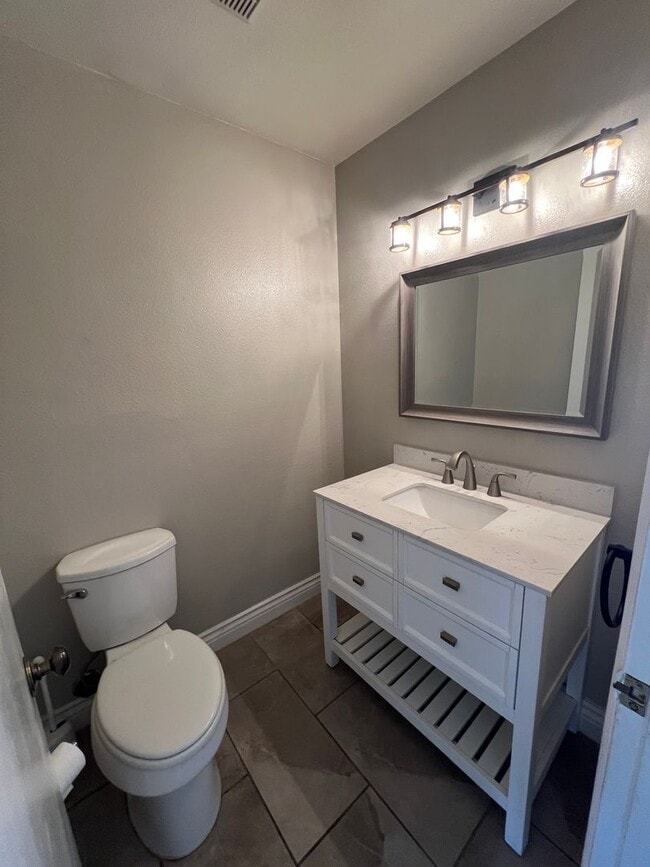 Building Photo - Updated Townhome in Ventura