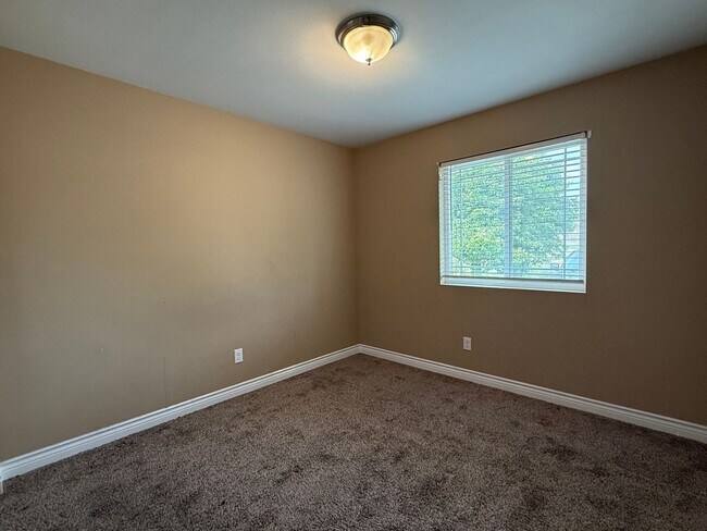 Building Photo - Zillah Tri-Plex