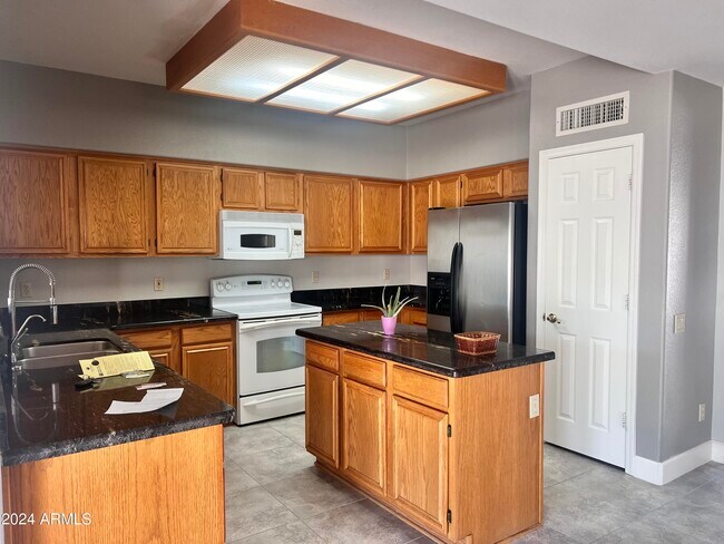 Building Photo - 4446 E Graythorn St