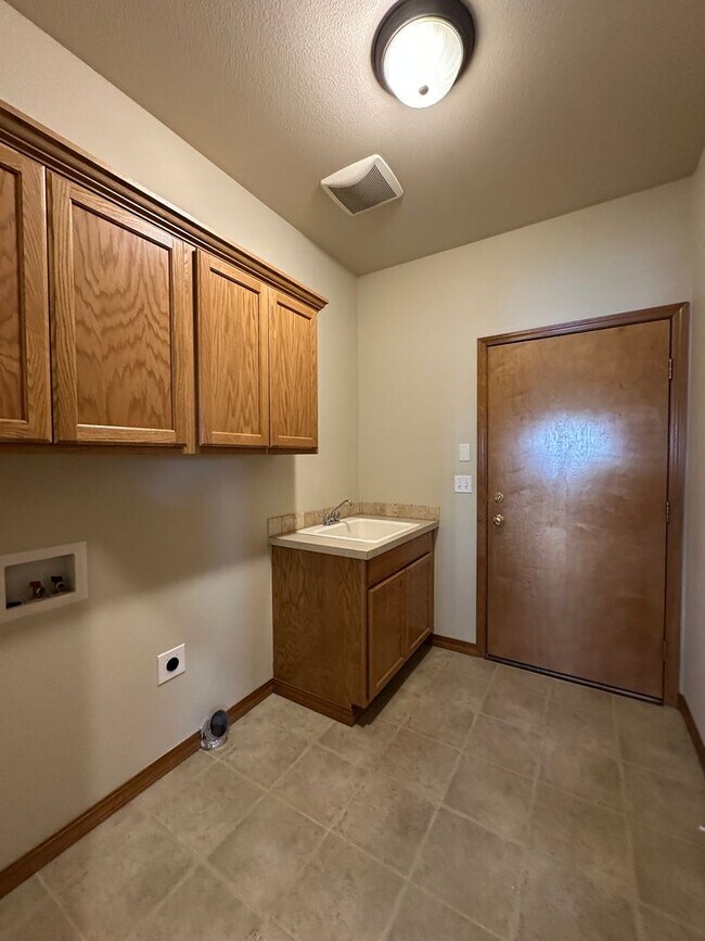 Building Photo - Luxury, One Level Living!