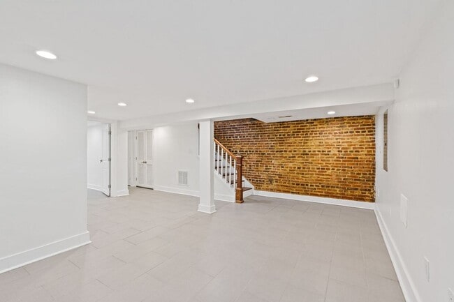Building Photo - 1110 Orren St NE