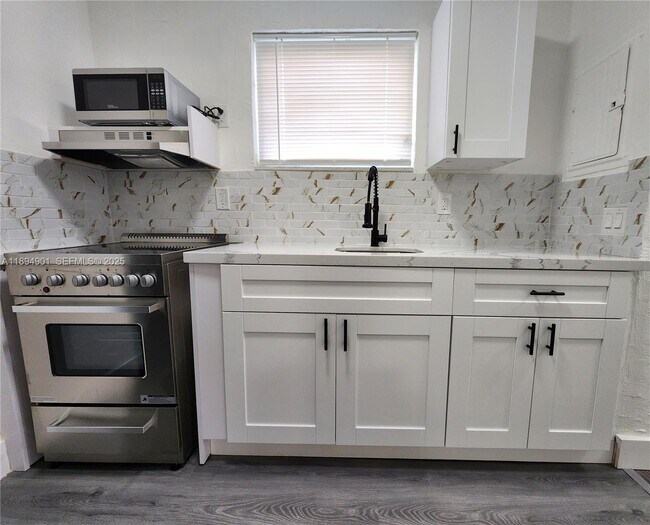 Building Photo - 5934 Buchanan St