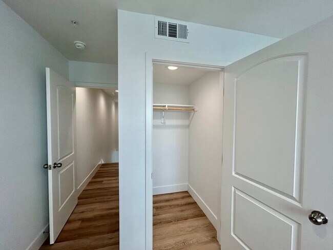 Building Photo - NewB La T 8418