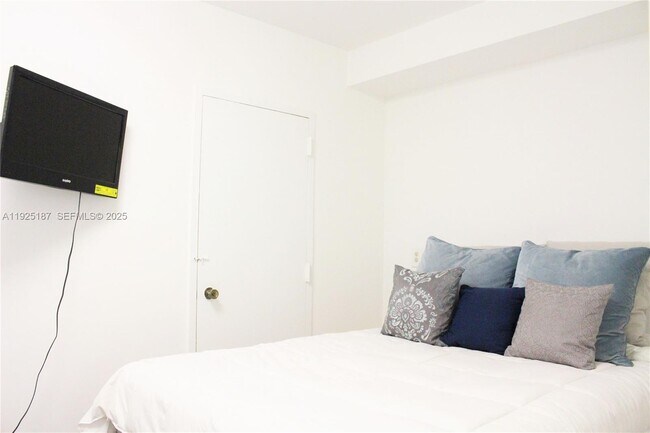 Building Photo - 1980 S Ocean Dr