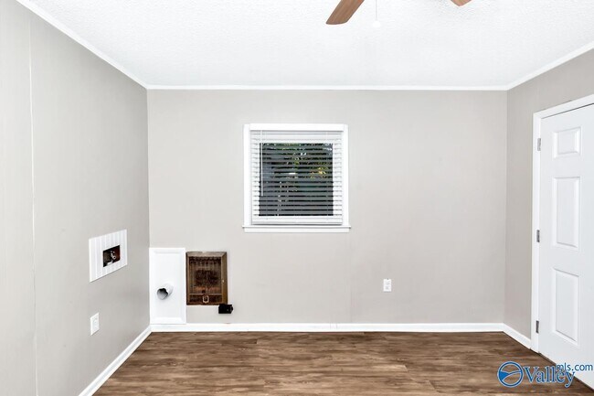 Building Photo - 512 Oshaughnessy Ave NE