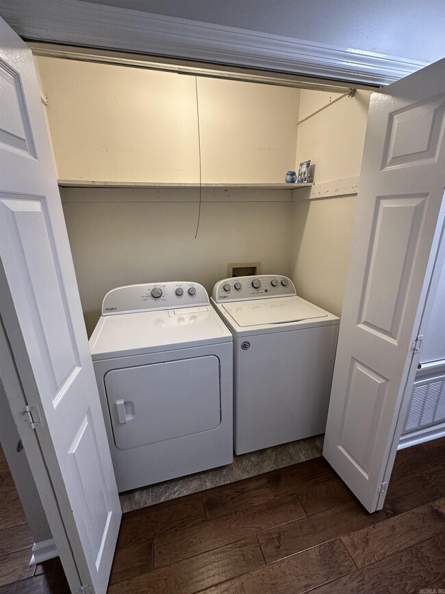 Building Photo - 9 Oak Forest Dr