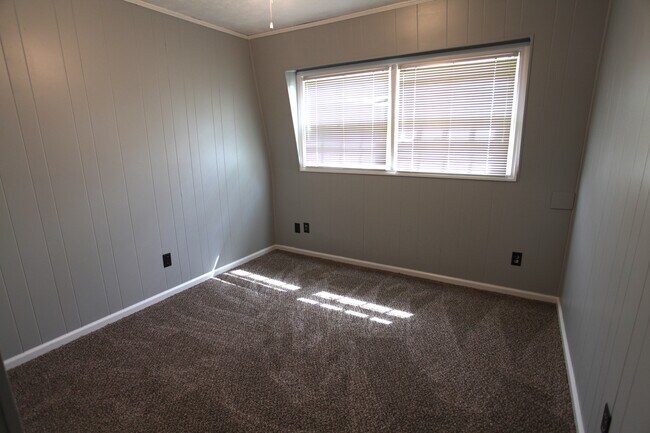 Building Photo - Remodeled 5bed/3.5 Bath House!