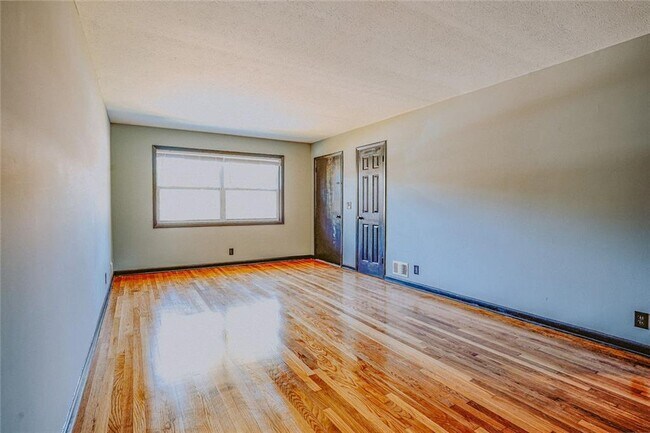 Building Photo - 2877 Whispering Hills Dr