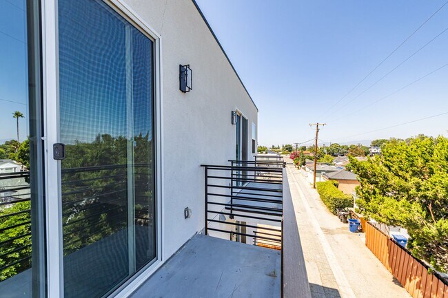 Building Photo - Designer-inspired, tri-level townhome offe...