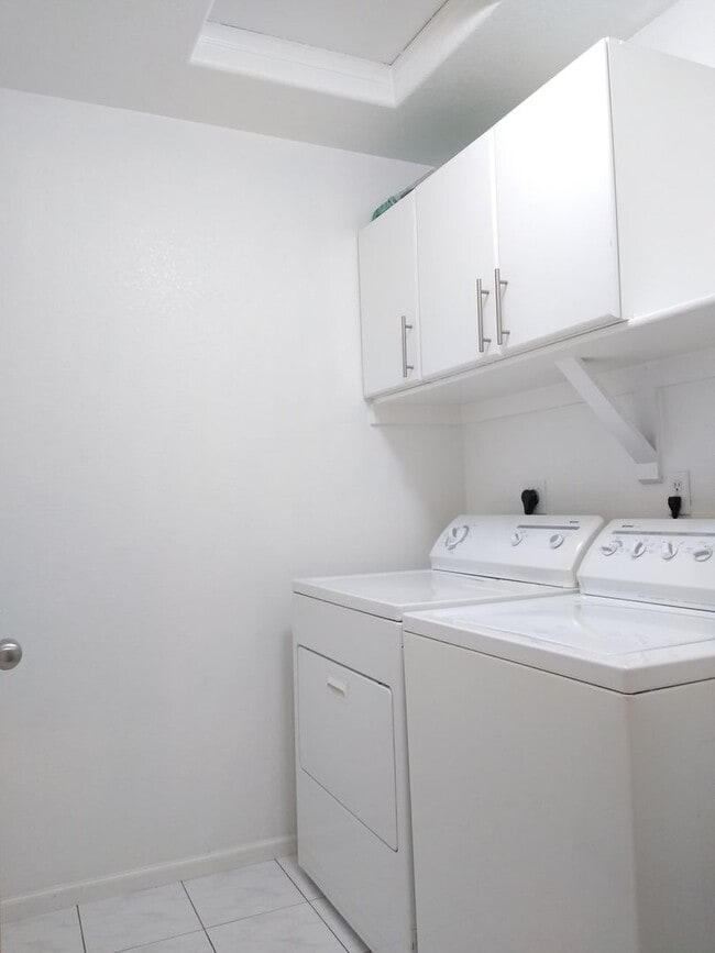 Building Photo - Beautifull Spacious 2 Bedroom 2 Bath Townh...