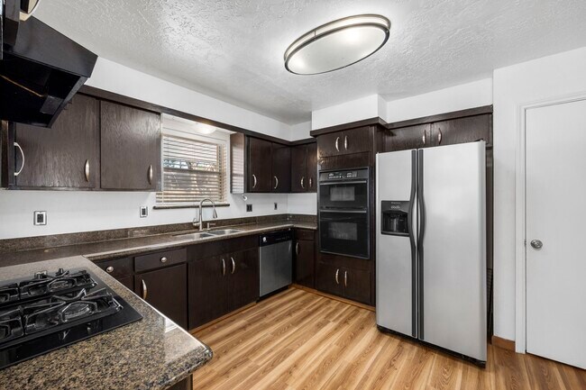 Building Photo - 14014 Briar Pl Dr