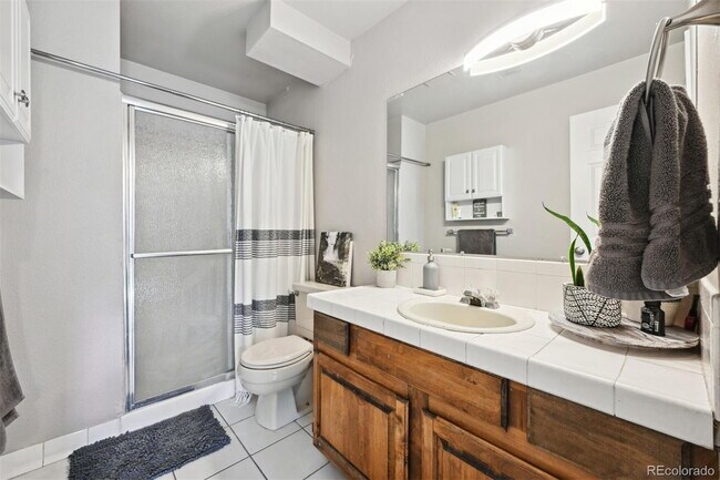 Building Photo - AVAILABLE OCTOBER! Wonderful 3 bed/2 bath ...