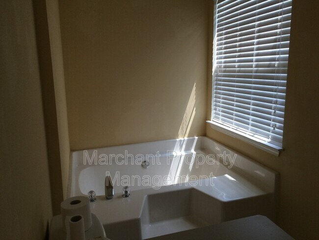 Building Photo - 305 Londonderry Ct