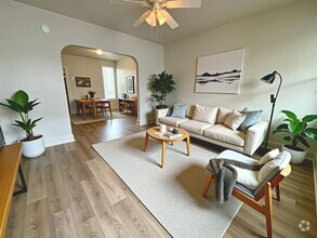 Building Photo - Renovated 5 Bedroom 2 Bathroom in York!