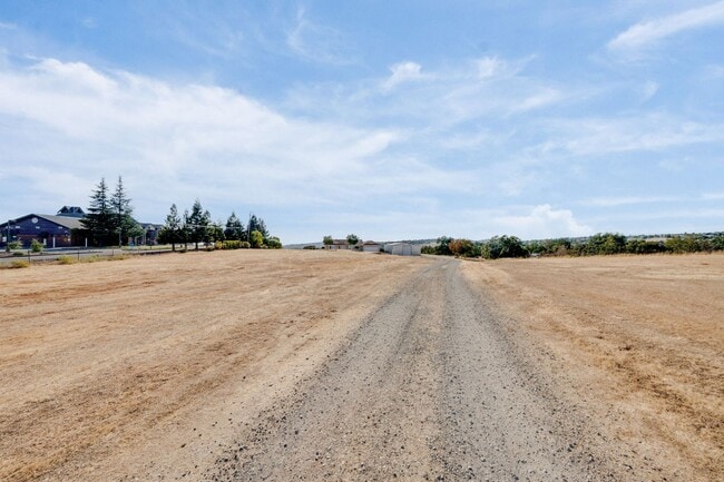 Building Photo - Spacious 3 Bed, 2 Bath Home with Acreage, ...