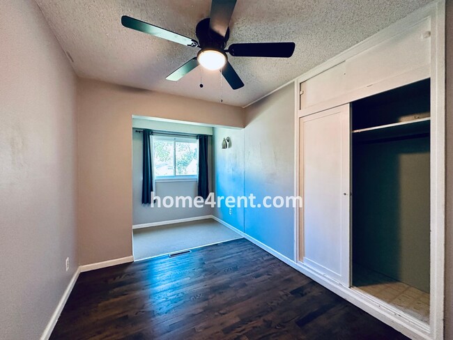 Building Photo - Overland Park Ranch w/ Wood Floors, Update...