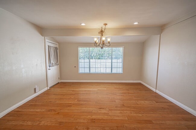 Building Photo - Charming 3-Bedroom Home for Rent in La Crescenta!