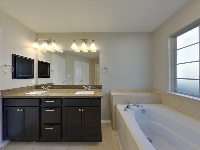 Building Photo - 1937 Briar Grove Dr