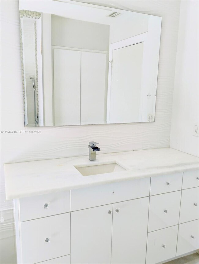 Building Photo - 9654 Sun Pointe Dr