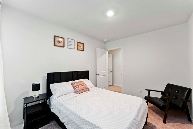 Building Photo - 408 Elaine Vly Dr