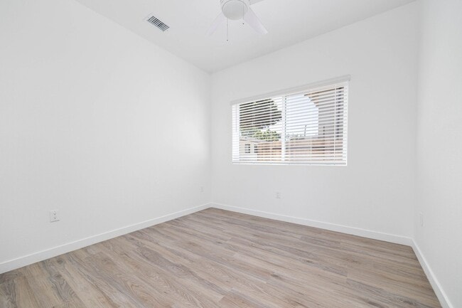 Building Photo - 4bd/2ba home with AC, off street parking and private yard!