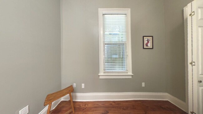 Building Photo - Well-Kept 2-Bedroom, 1-Bath Home in a Desi...