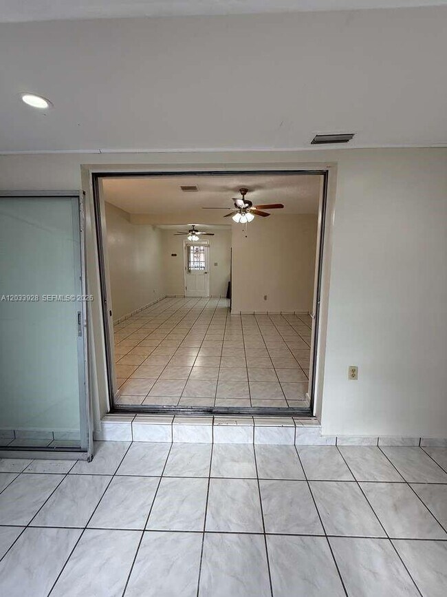 Building Photo - 1140 SW 9th St