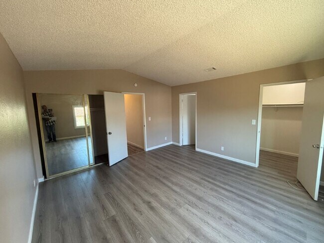 Building Photo - Rare Remodeled 5 Bedroom 2.5 Bath Tri Level in Vacaville