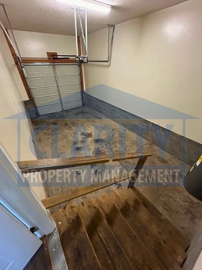 Building Photo - Two bedroom townhome w/ garage!