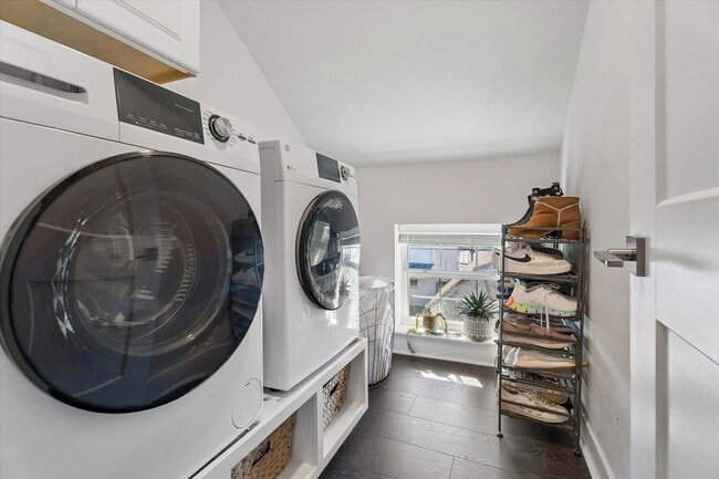 Building Photo - Beautifully Renovated End-Unit Townhome in the Heart of Phoenixville