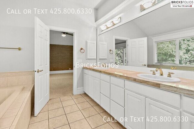 Building Photo - Luxurious 4-bedroom home in Sammamish with...