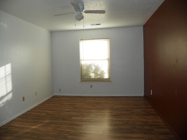 Building Photo - 823 Country Club Dr SE