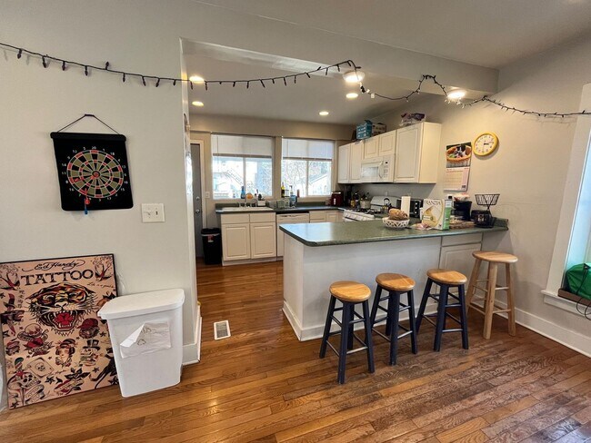 Building Photo - Beautiful Home Close to Campus