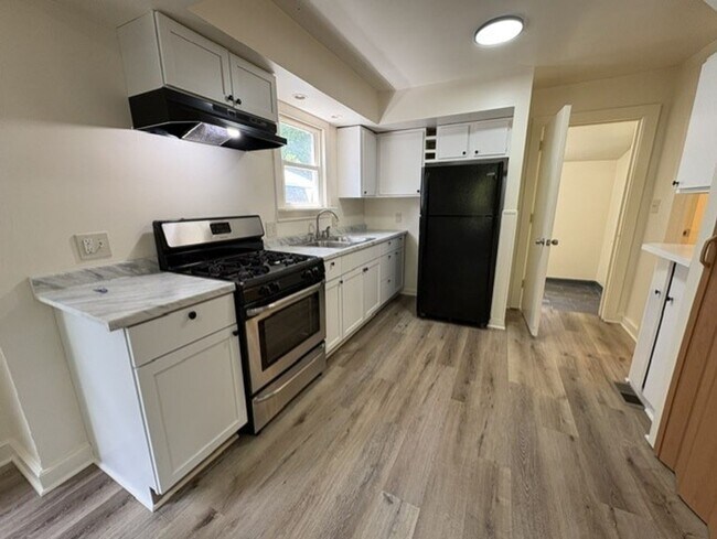 Building Photo - Freshly Updated 2 Bedroom Home with Bonus Room in North Hill