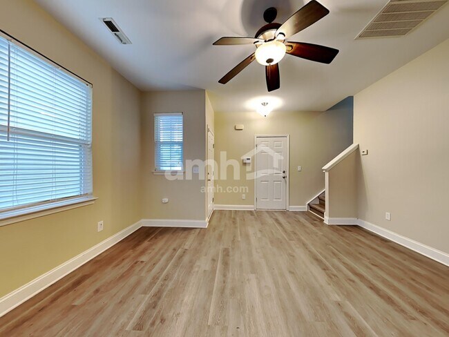 Building Photo - 8824 Shadowglen Dr