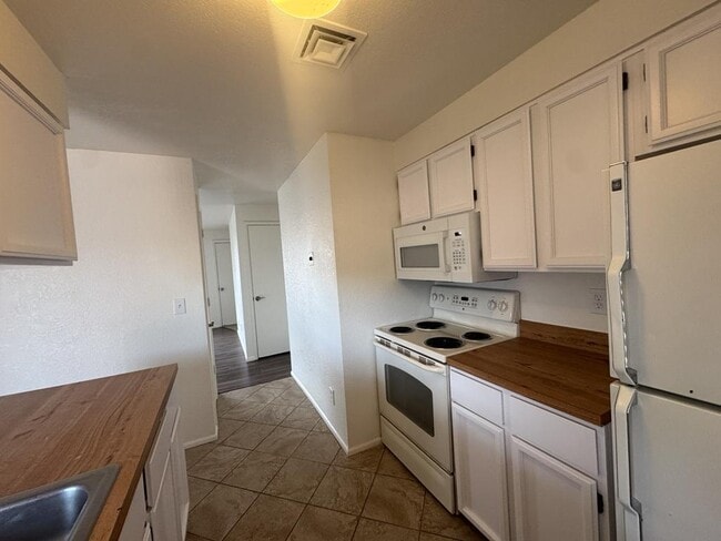 Building Photo - 5056 E Evergreen Dr